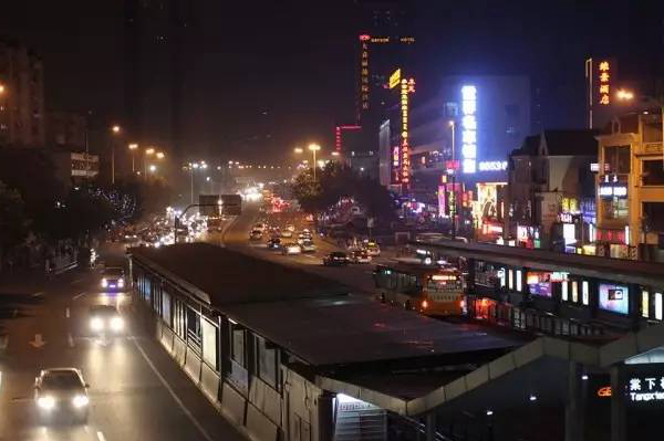 阿強家的酸菜魚你一定吃過，但你知不知道她為何只選路邊開店？